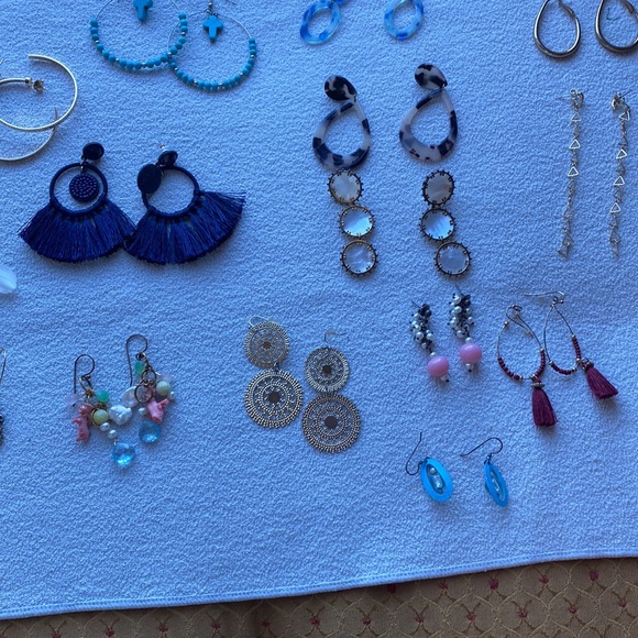36 pairs of earrings Many need to be polished. Think hoops are Kendra Scott - Picture 6 of 7